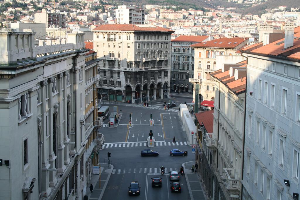 B&B Piazza Goldoni Triëst Buitenkant foto